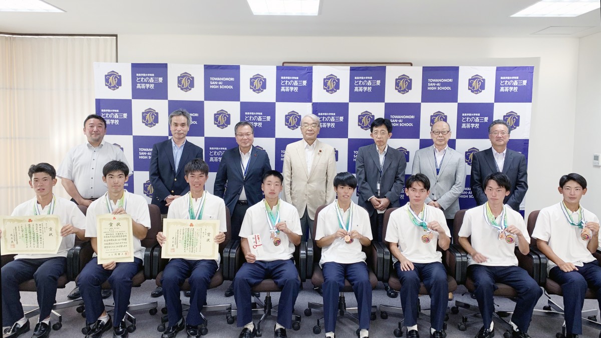 とわの森三愛高校男子ソフトテニス部が表敬訪問  全国3位入賞を報告