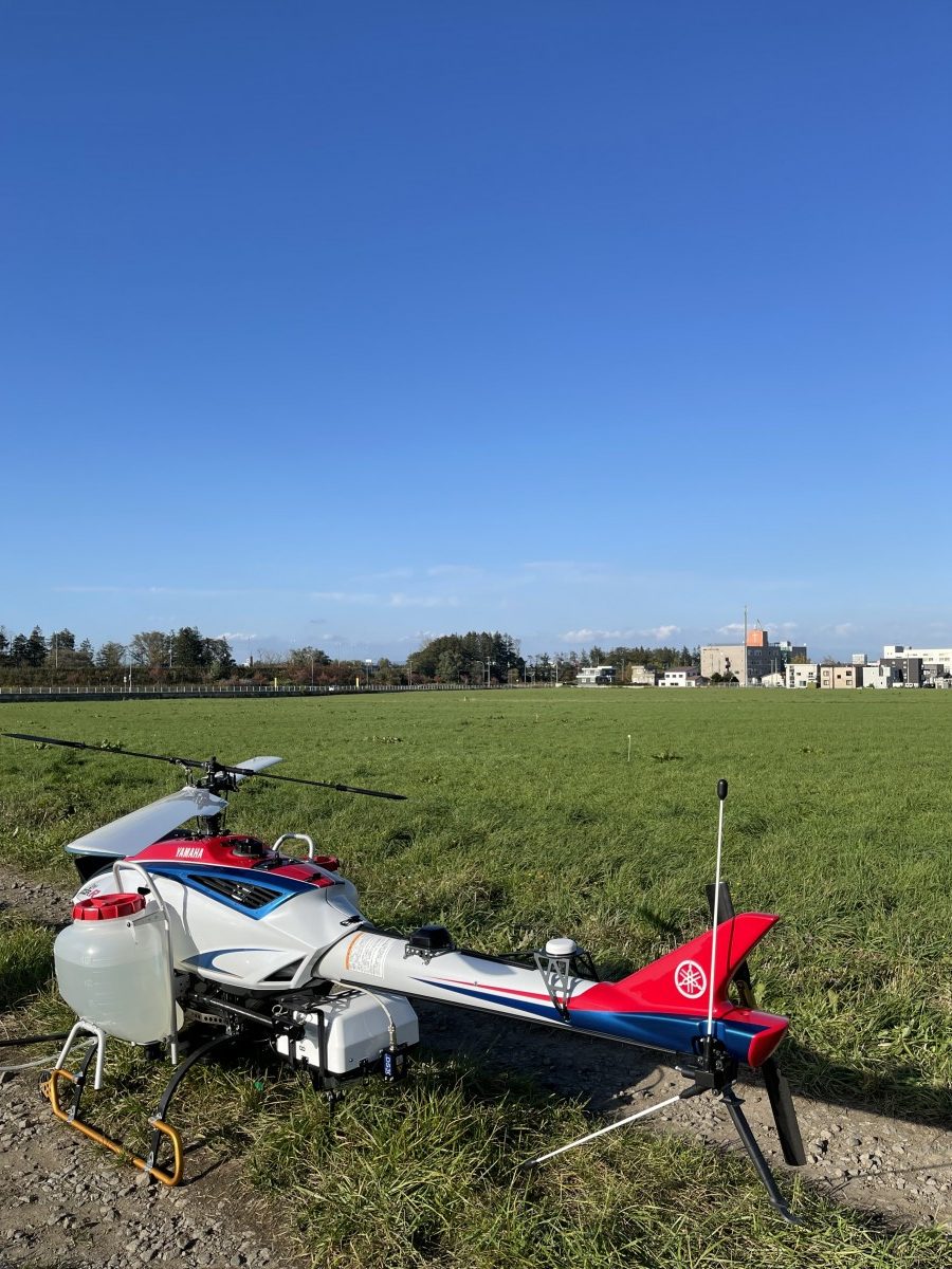 ドローン・AIを活用した牧草地の雑草防除実証実験を実施しました。