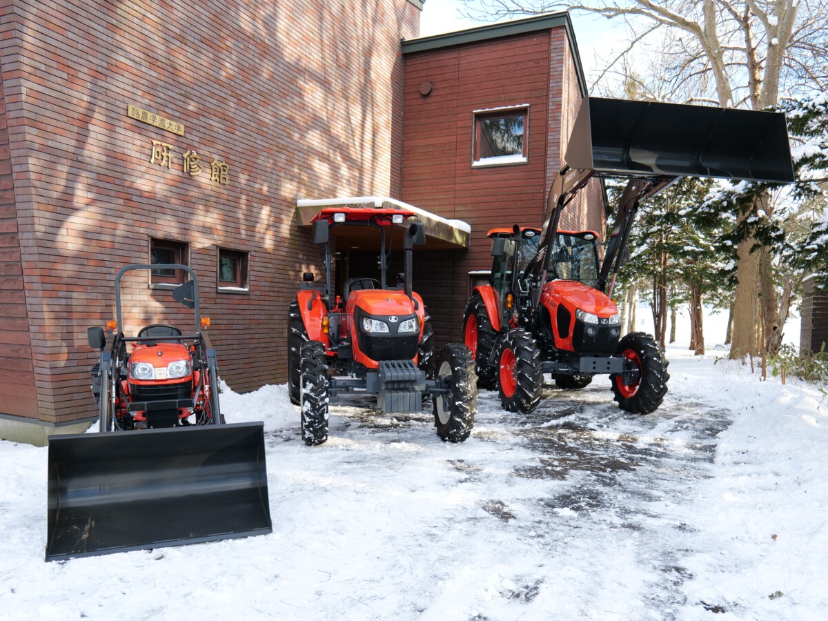 酪農生産ステーションにクボタトラクター3台が納車されました