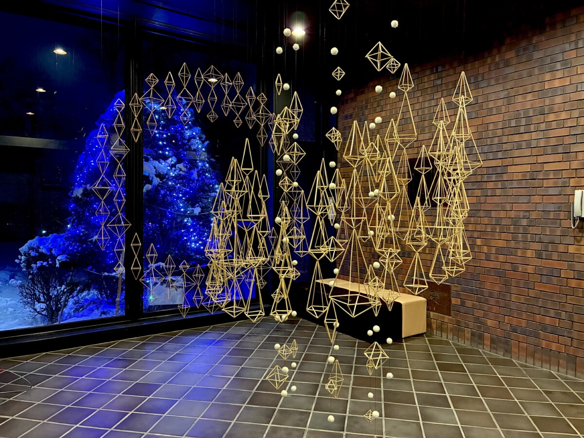 黒澤記念講堂に、フィンランドの伝統装飾品「ヒンメリ」が完成 - 酪農