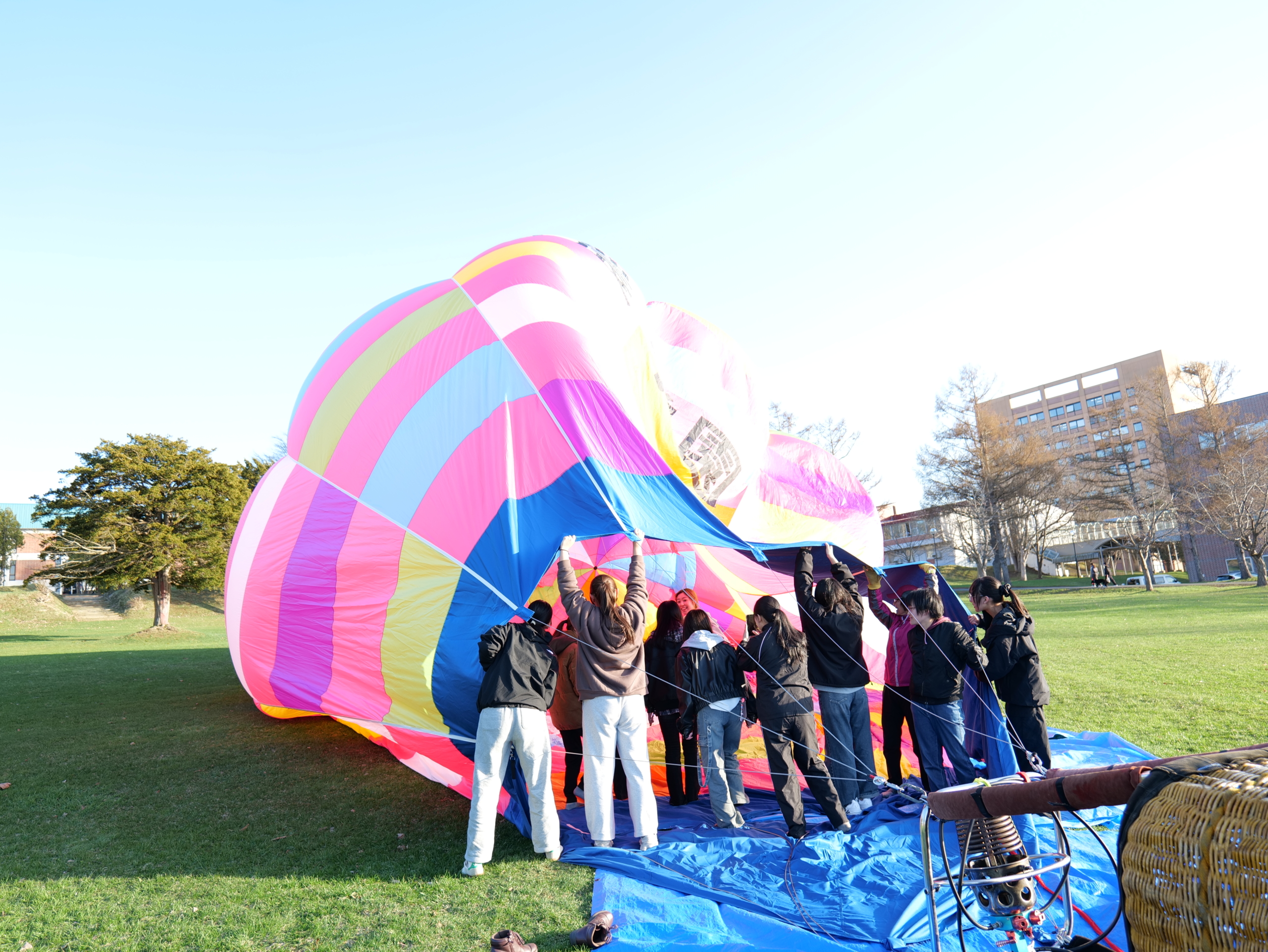 熱気球愛好会、新入生歓迎会にて新しい機体を披露