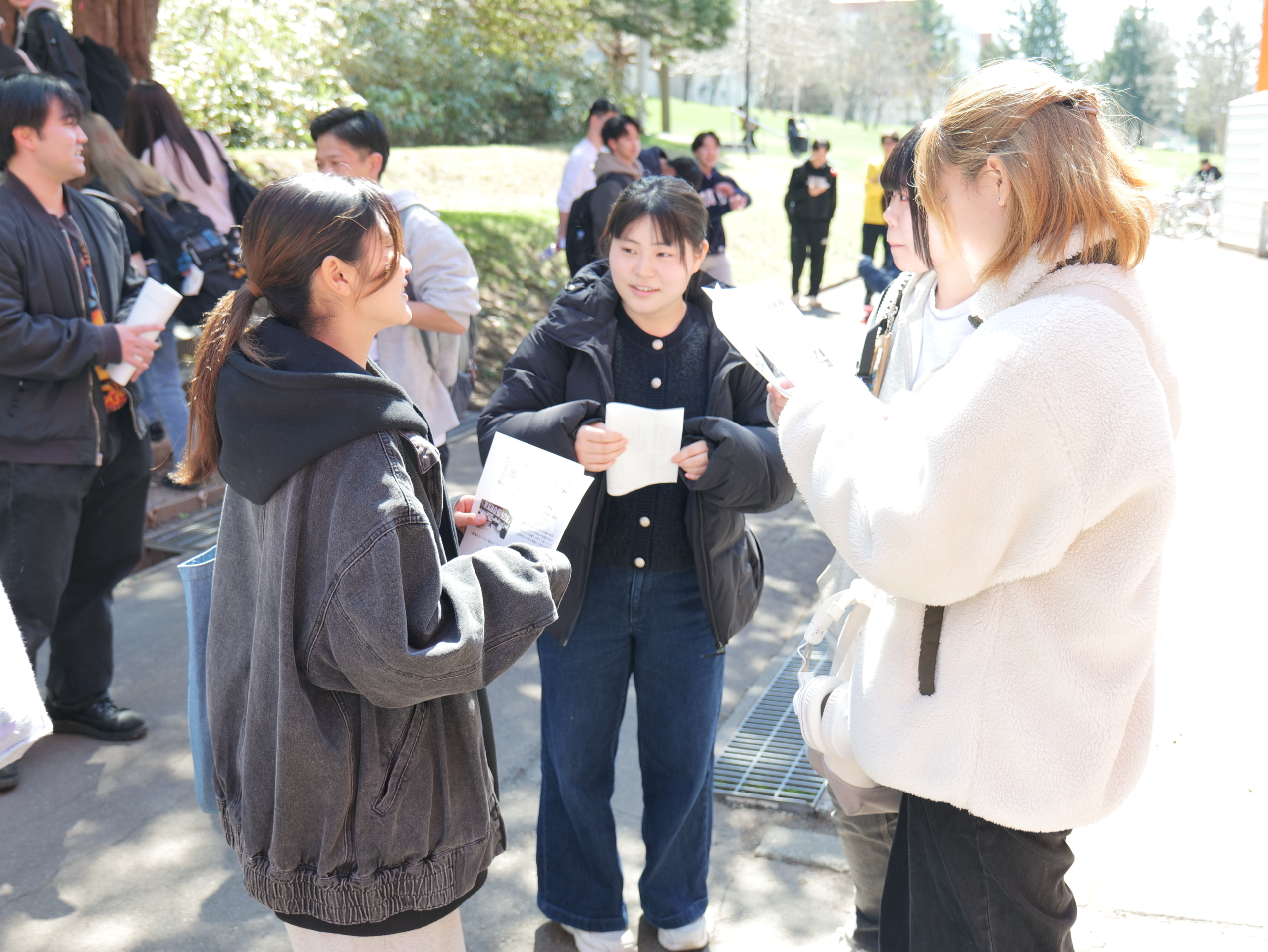 春のキャンパスを彩る新入生勧誘活動が始まりました―キャンパス内でビラ配りやパフォーマンスを実施―
