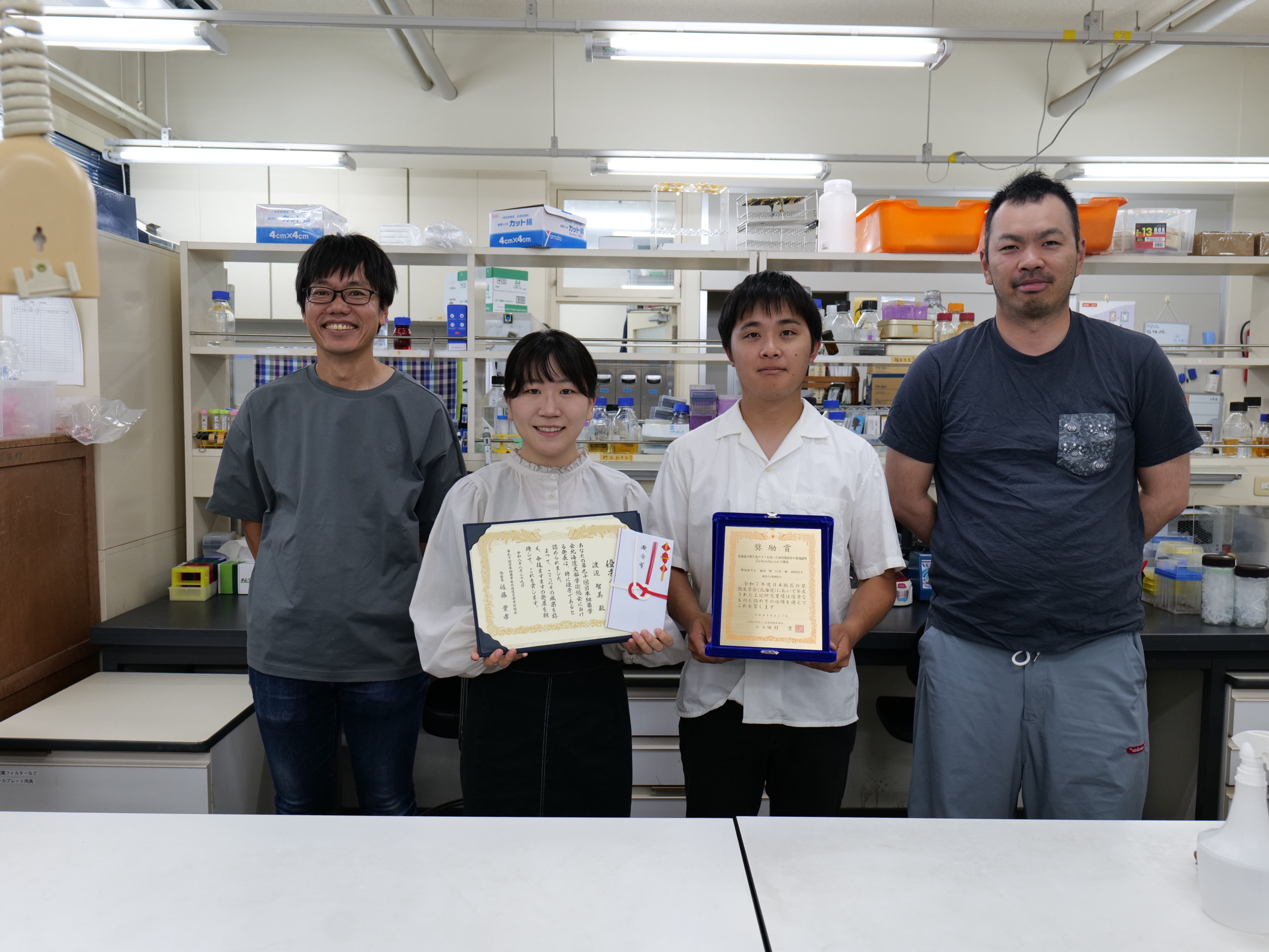 本学獣医学研究科・獣医学類の食品衛生学ユニットの学生が北海道獣医師会で「奨励賞」、細菌学会北海道支部会で「優秀賞」を受賞